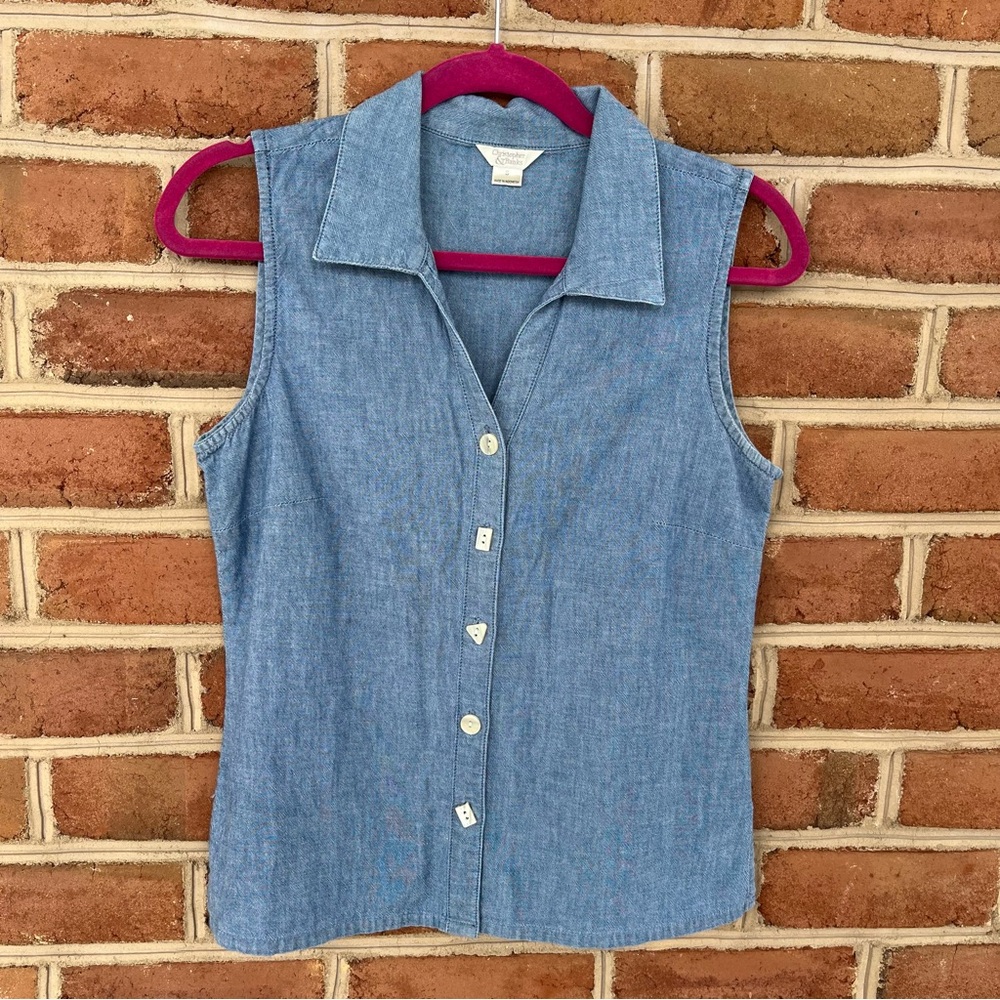 100% cotton lightweight sleeveless button up top by Christopher & Banks. Small
